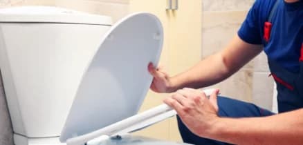 imagem de um desentupimento de vaso sanitario